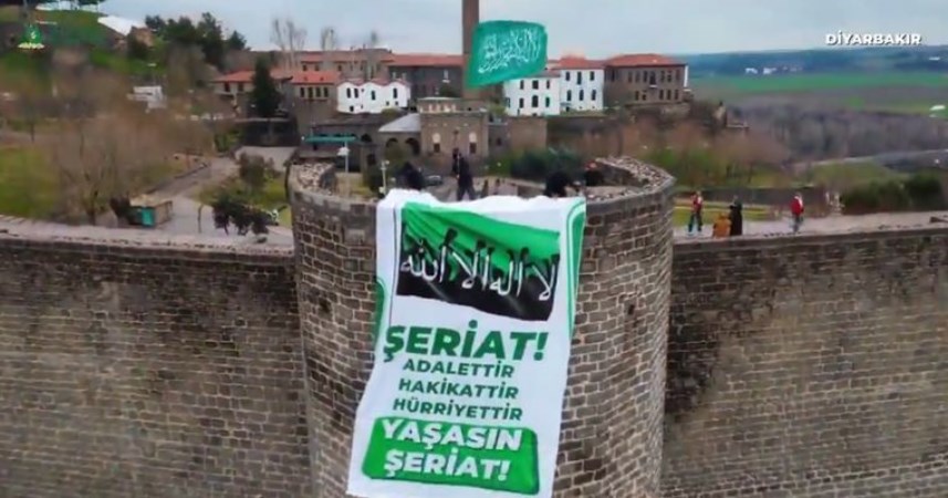 Konya'dan sonra Diyarbakır... Sokaklara 'Yaşasın şeriat' pankartları astılar...