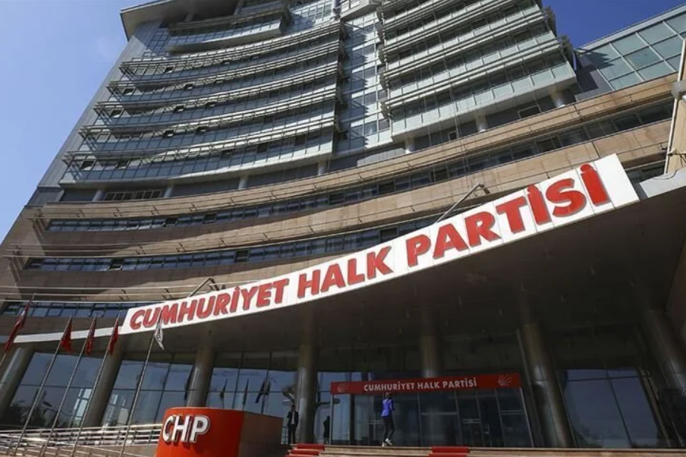 CHP’DEN, YENİ PARTİLİLERİN AYRIŞTI-RILMASI ve SOSYALİST ENTERNASYONAL:
