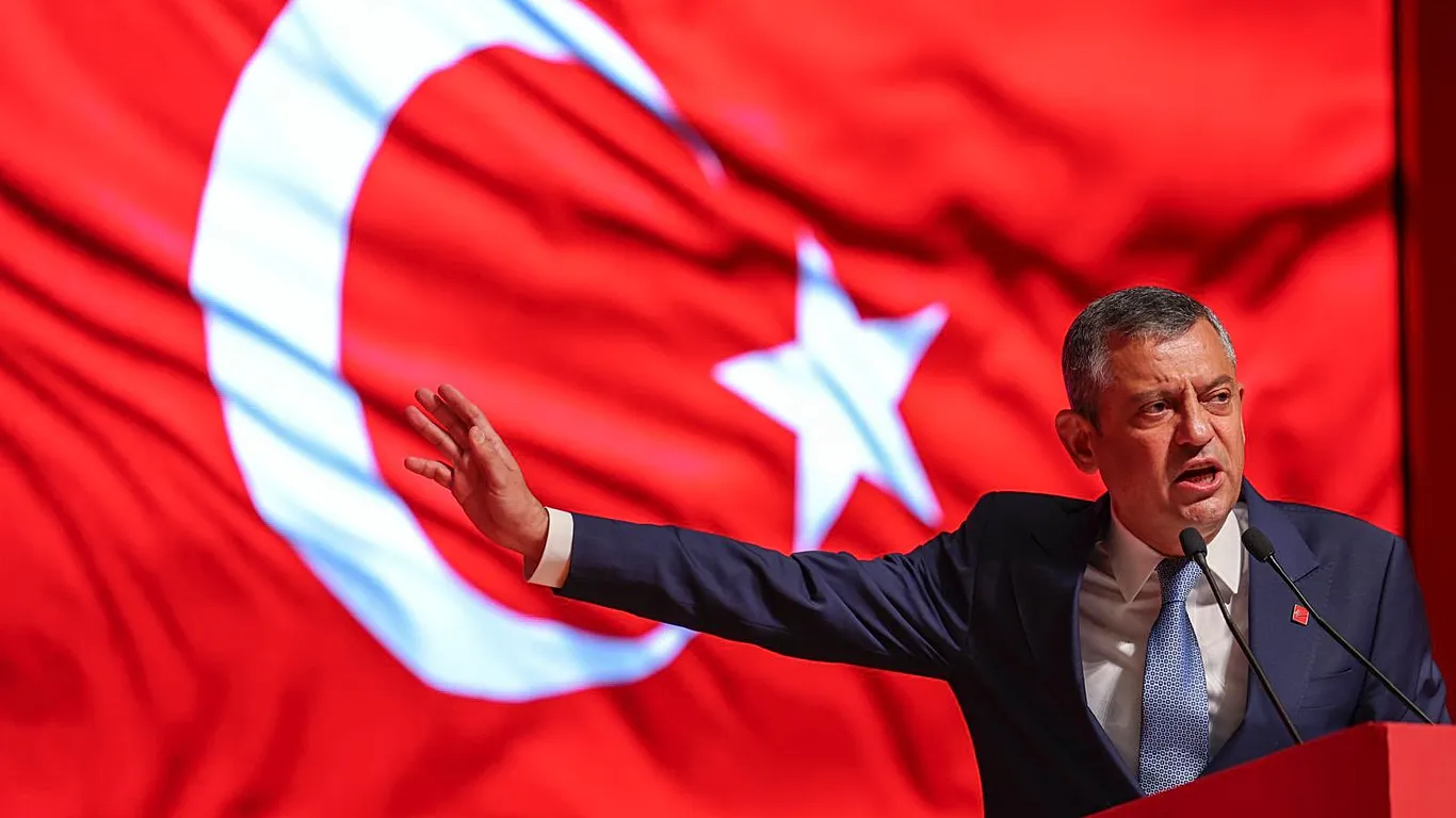 CHP, 102 yaşında: Özel, Anıtkabir'de 'Kararlıyız, savunacağız' dedi