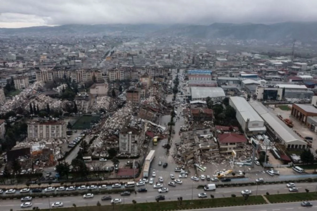 LÜTFÜ SAVAŞ İSYAN ETTİ, İNTERNETTE SIKINTI YAŞIYORUZ