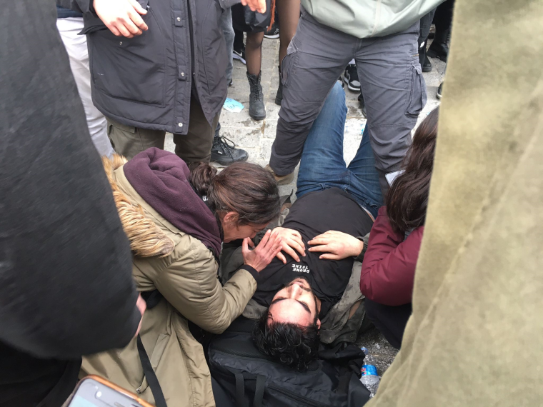 Beyazıt'ta Üniversiteliler Polisle Karşı Karşıya Geldi...