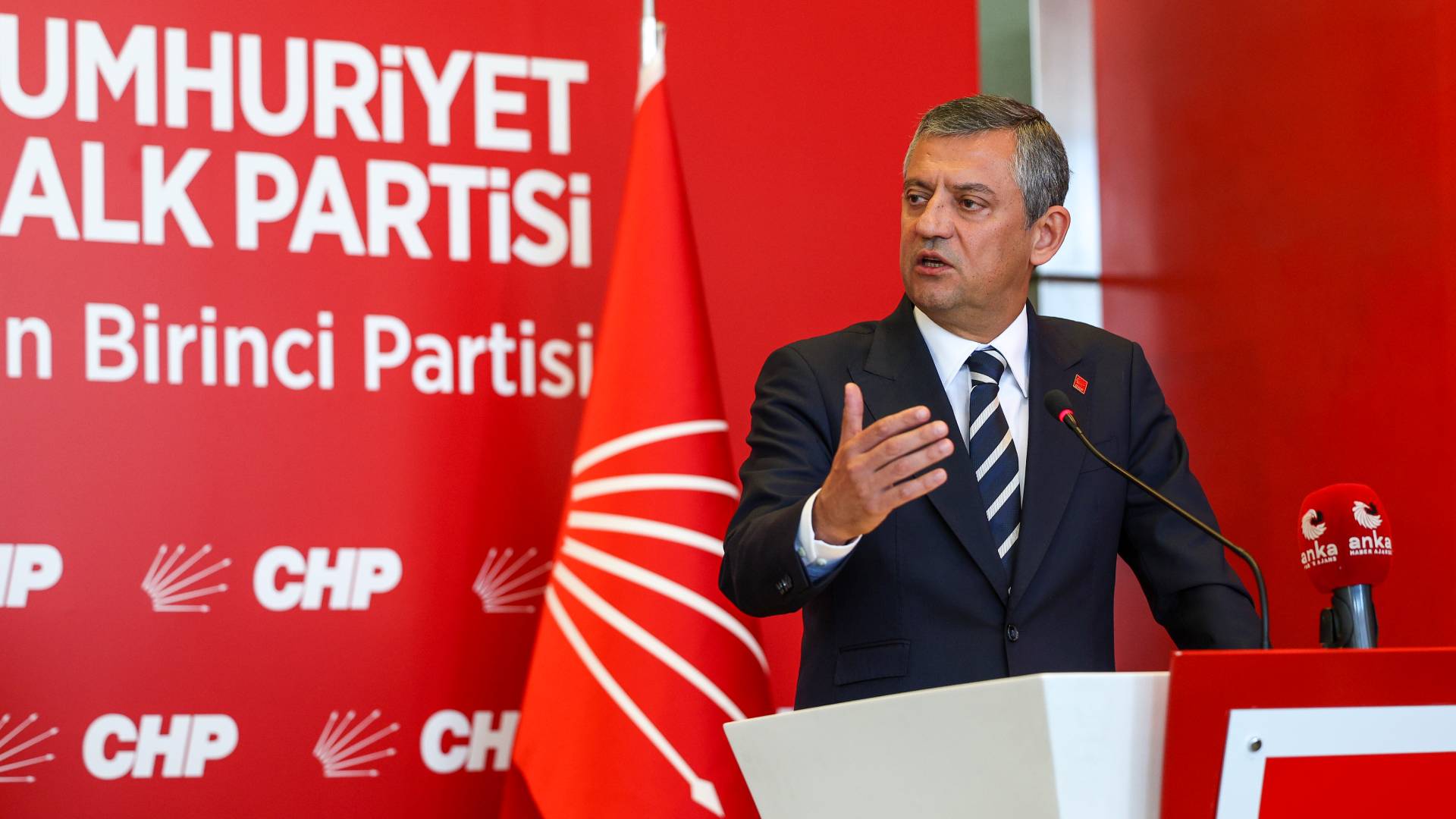 Özgür Özel’den Manavgat Belediyesi’ne düzenlenen operasyona tepki: Gizli yürütülmesi gereken süreçler önceden ilan ediliyor