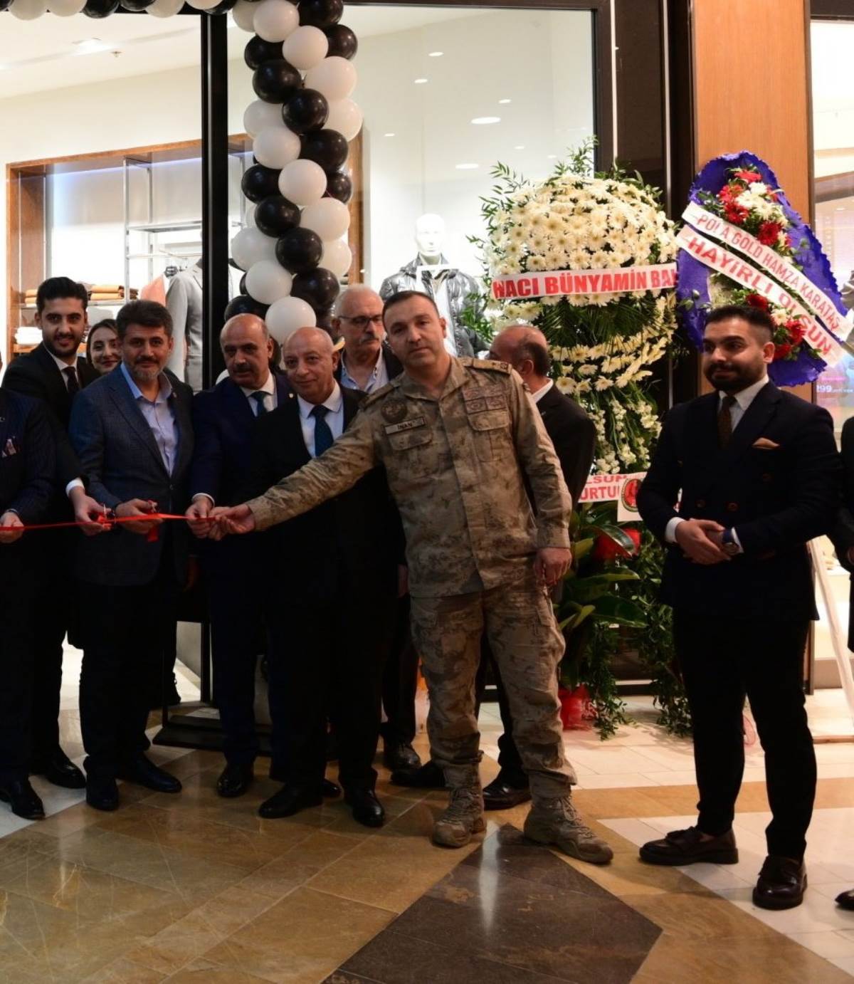AKP'li başkan ve vekillerin kestiği kurdeleyi jandarma komutanına tutturdular...