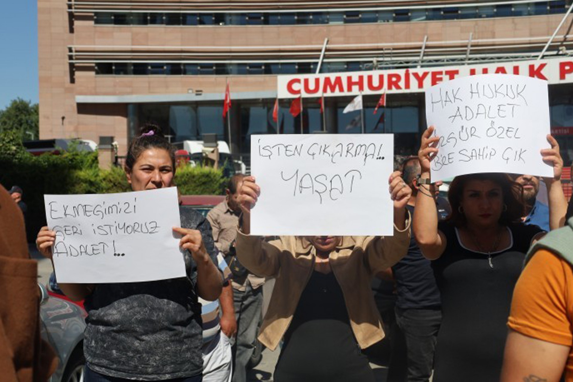Sözleşmeleri yenilenmeyen ANFA işçileri CHP Genel Merkezi önünde eylem yaptı
