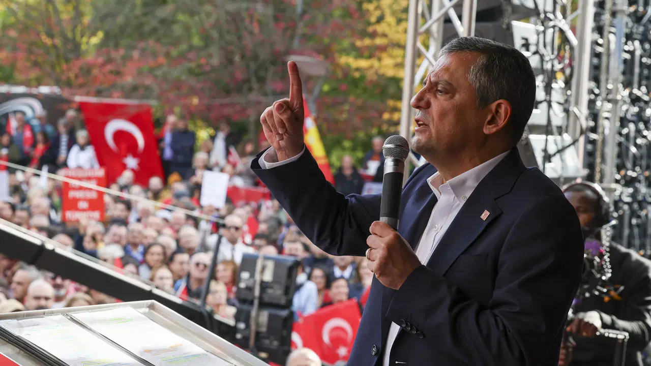 CHP'den Brüksel'de tarihi miting! Özgür Özel: 'AKP iktidarı artık Trump'a çalışmaya başladı'