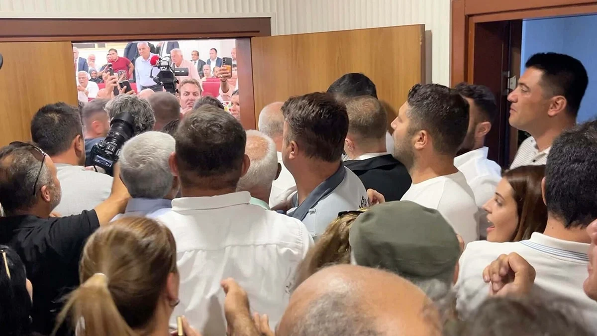 Aydın'da gerilim dinmiyor: CHP'liler toplantıya alınmadı, salona polis girdi