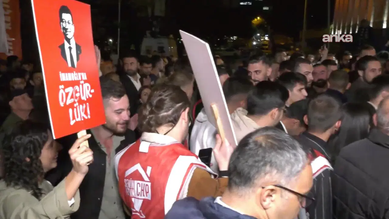 CHP Ankara Gençlik Kolları üyeleri, Adalet Bakanlığı'na yürüdü