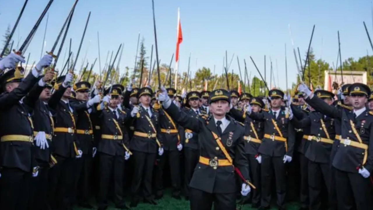 'Kılıçlı yemin' nedeniyle ihraç edilen komutanlar için görev iadesi kararı!