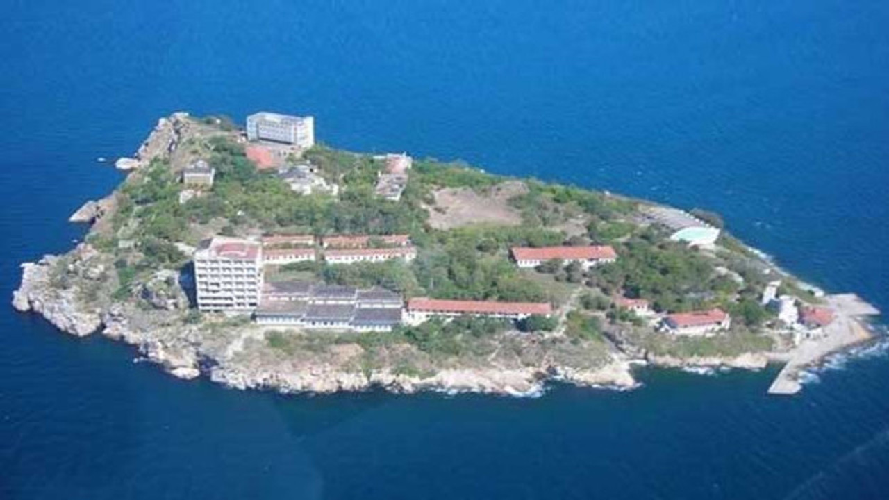 CHP İmralı’ya Gitmemelidir: Demokratik Siyasetin Meşru Adresi, CHP’nin yıllardır savunduğu gibi TBMM’dir.