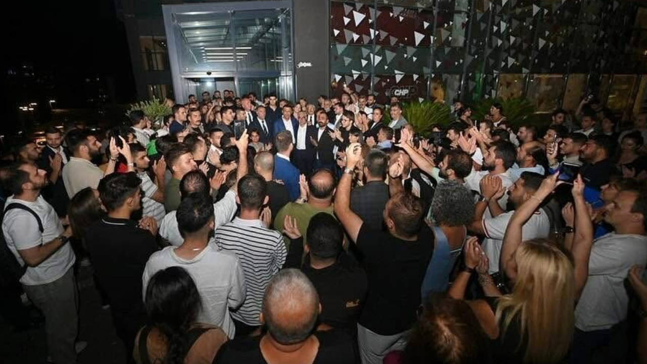 Milletvekilleri ve yurttaşlar kayyuma karşı nöbette: CHP İstanbul İl Başkanlığı önünde son durum...