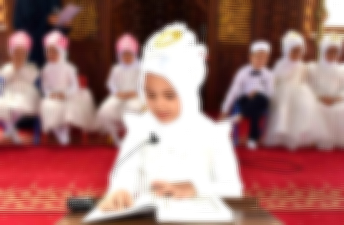 Bilecik’teki Kuran kursu kapanış töreninde 4-6 yaş çocuklara türban ve takke takıldı...