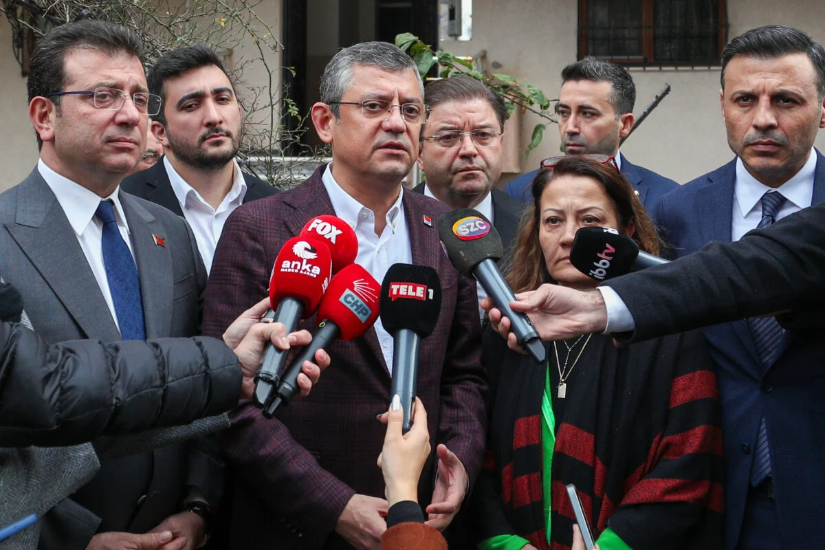 CHP GENEL BAŞKANI ÖZGÜR ÖZEL’DEN ÖLDÜRÜLEN MOTOKURYENİN AİLESİNE ZİYARET