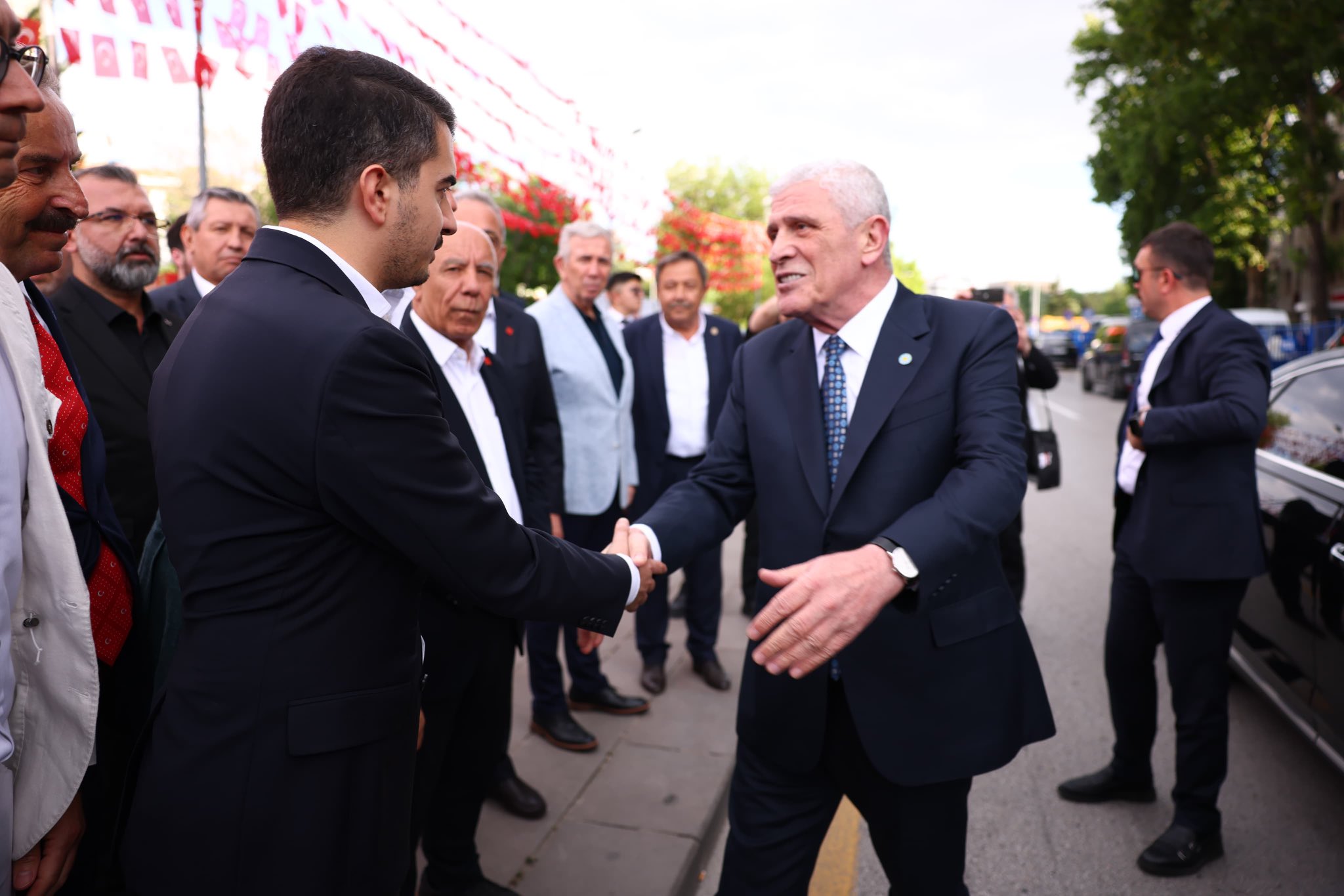 SİYASAL BUKALEMUN ÖZGÜR ÖZEL: