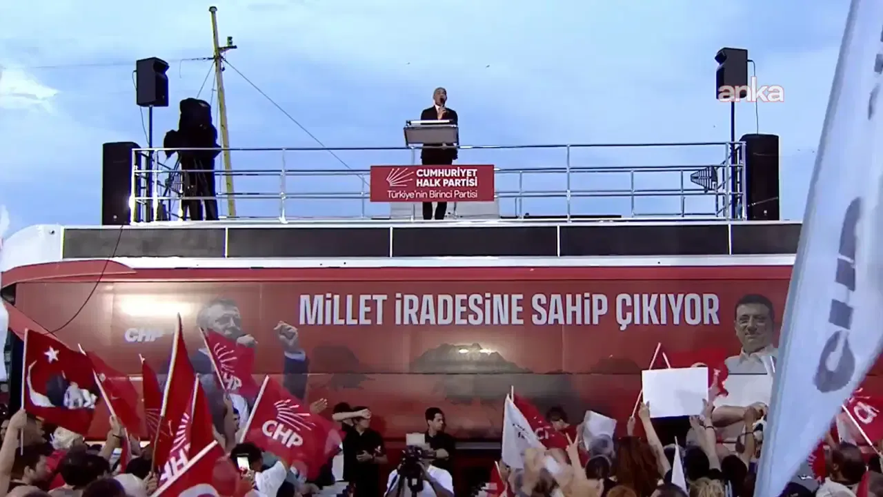 CHP lideri Özgür Özel Tuzla’da on binlerle buluştu