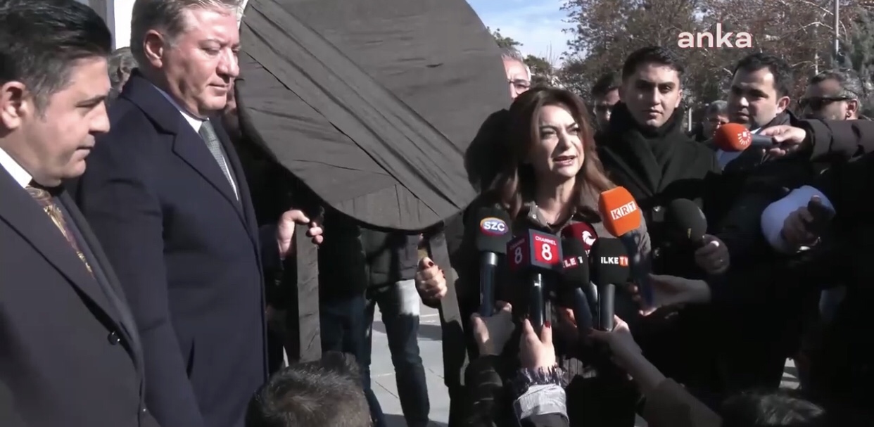 DÖRT PARTİDEN BAKANLIK ÖNÜNDE KAYYIM EYLEMİ: SİYAH ÇELENK BIRAKTILAR…