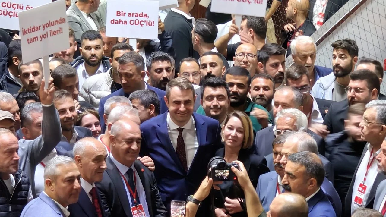 CHP İzmir İl Kongresi yapıldı… Çağatay Güç yeni il başkanı seçildi!