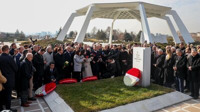ÖZGÜR ÖZEL, DENİZ BAYKAL’I ANMA TÖRENİ’NDE KONUŞTU: “ONDAN ÇOK ŞEY ÖĞRENDİK, ÜLKEMİZE ÇOK EMEĞİ VAR”…