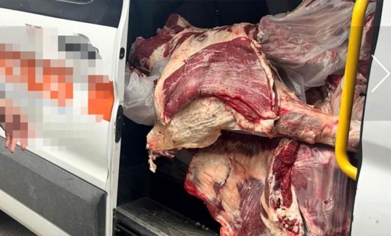 ANKARA’DA SKANDAL GÖRÜNTÜLER! ZİNCİR MARKETİN PERSONEL SERVİSİNDE ET TAŞINDI…