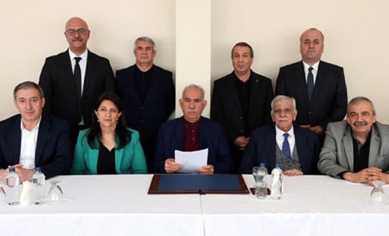 SON DAKİKA… DEM PARTİ İMRALI HEYETİ, ABDULLAH ÖCALAN’IN ÇAĞRISINI OKUDU: PKK’YE SİLAH BIRAKMA VE KENDİSİNİ LAĞVETME ÇAĞRISI!… 
