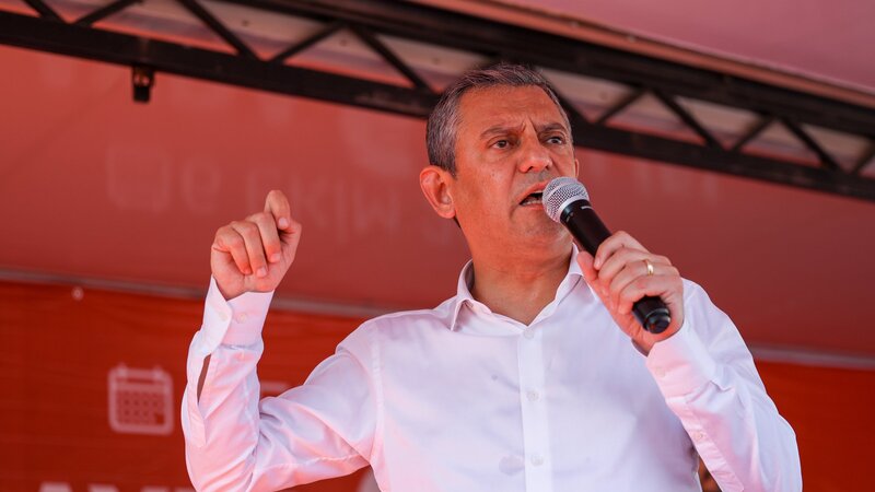 Özgür Özel: “On Depremzedenin Yedisi Halen Konteynerde Yaşıyor”