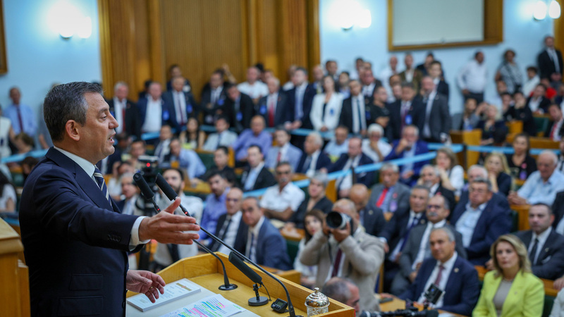 ÖZGÜR ÖZEL: “BEYEFENDİYE BEŞLİ ÇETELER AĞIR GELMİYOR, EMEKLİLER AĞIR GELİYOR”