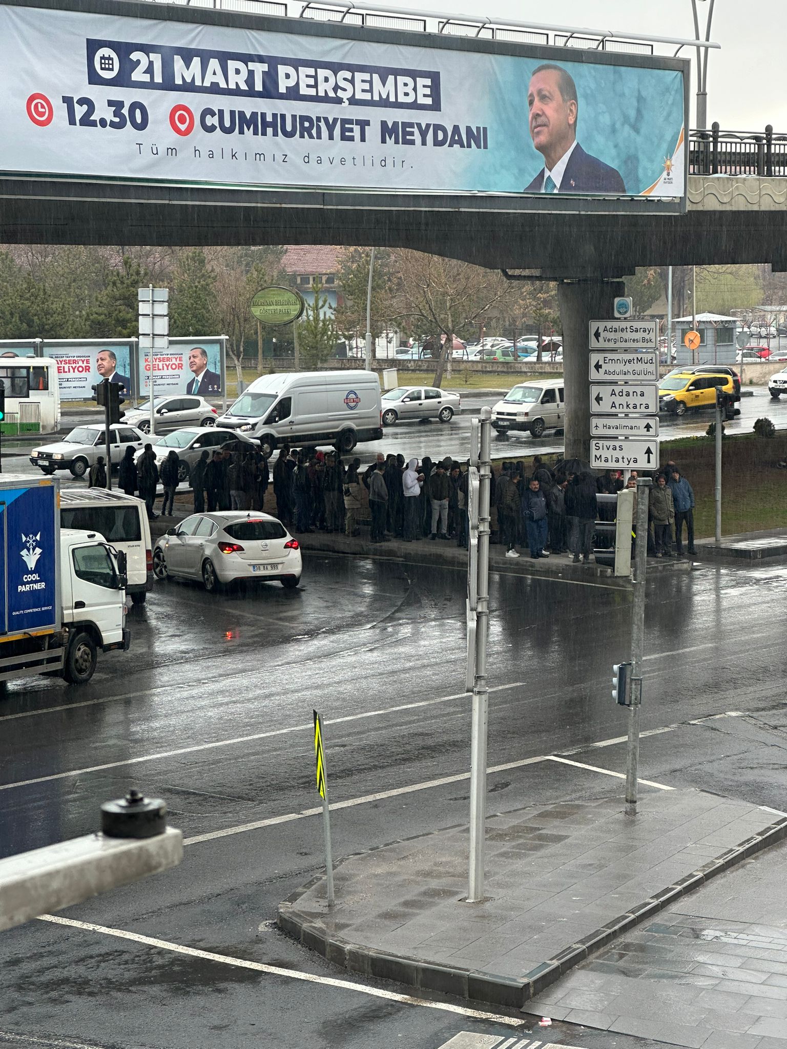 AKP KAYSERİ'DE DARALTILMIŞ ALANDA MİTİNG YAPTI...