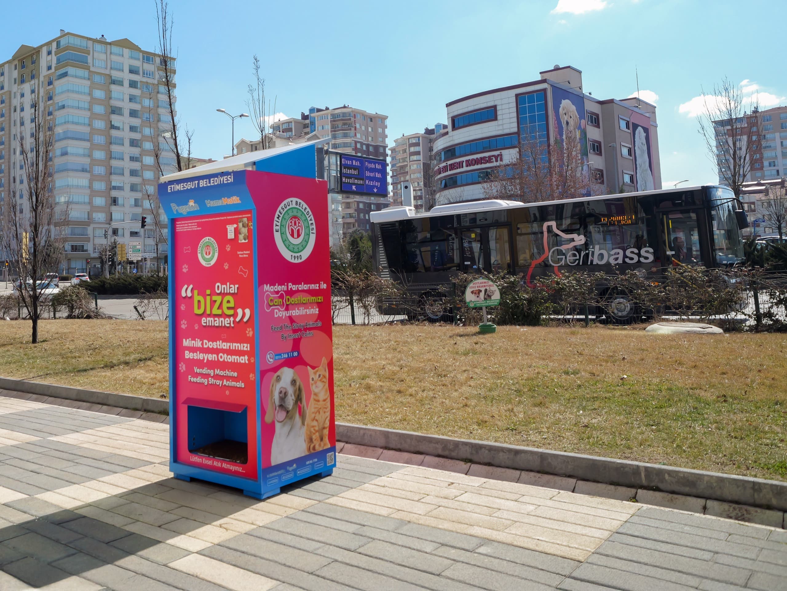 CAN DOSTLARI İÇİN GÜNEŞ ENERJİSİ İLE ÇALIŞAN MAMAMATİKLER SOKAKLARDAKİ YERİNİ ALDI...