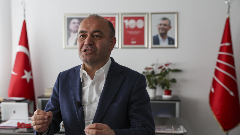 ÖZGÜR KARABAT: MUHTARLAR GÜNÜ'NDE MUHTARLARA ENGEL