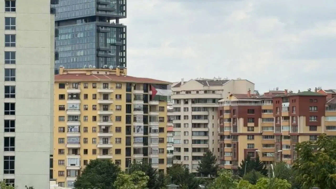 Ankara'da Trump'ın kalacağı otelin karşısına Filistin bayrağı asıldı