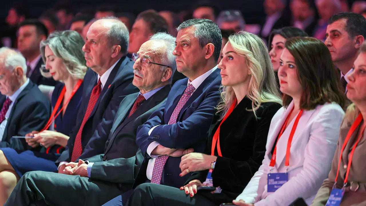 CHP'nin 39. Olağan Kurultayı... Parti programı 17 yıl sonra yenilendi; 15 maddelik parti tüzüğü değişikliği kabul edildi, gölge kabine Cumhurbaşkanlığı Aday Ofisi'ne bağlandı