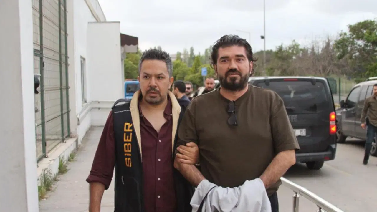 Gözaltındaki Rasim Ozan Kütahyalı Adana'ya getirildi: İlk açıklama: 'Bir yanlış anlaşılma var'