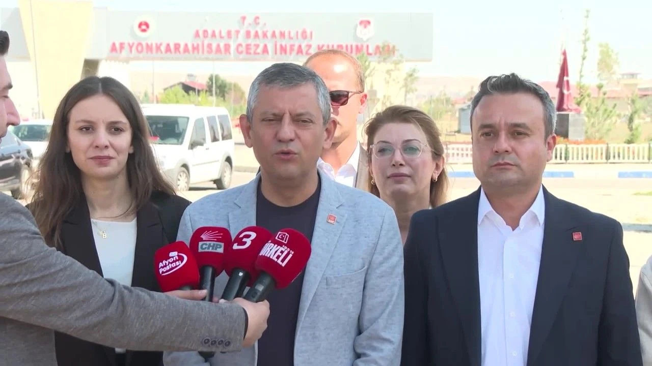 CHP Lideri Özel, İBB soruşturması kapsamında tutuklu bulunan İpek Elif Atayman'ı ziyaret etti