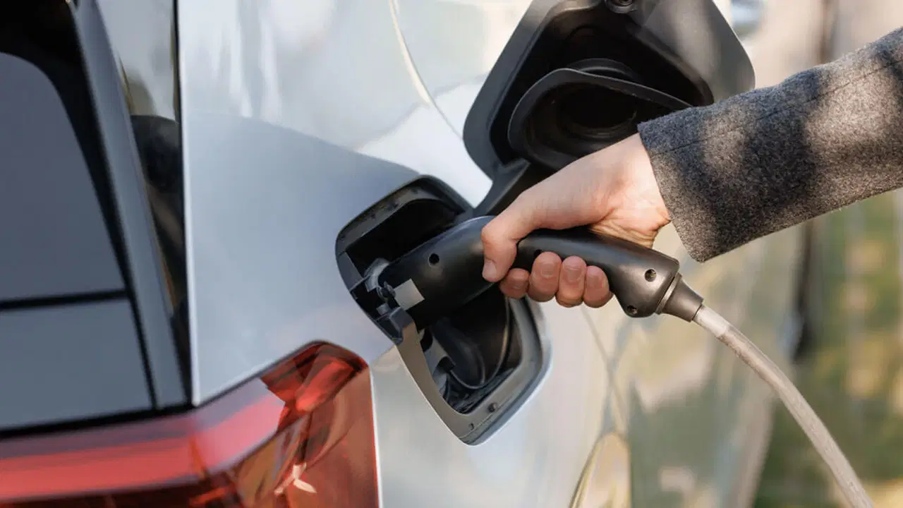 Elektrikli otomobillerde yeni çağ: 3 dakikada şarj olan ve 600 km menzilli 'ucuz' batarya devrimi!