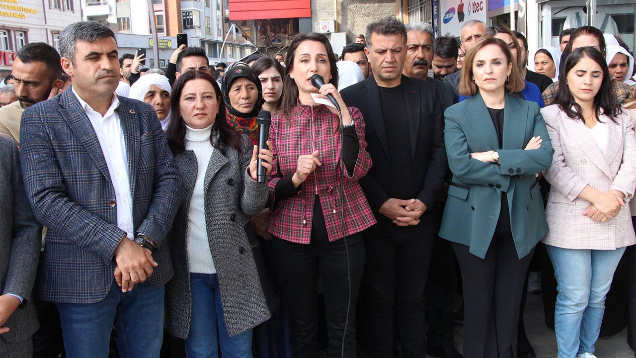 DEM Parti'den 'taşımalı seçmen' tepkisi: YSK, AKP'nin koltuk değneği olmaktan vazgeç...