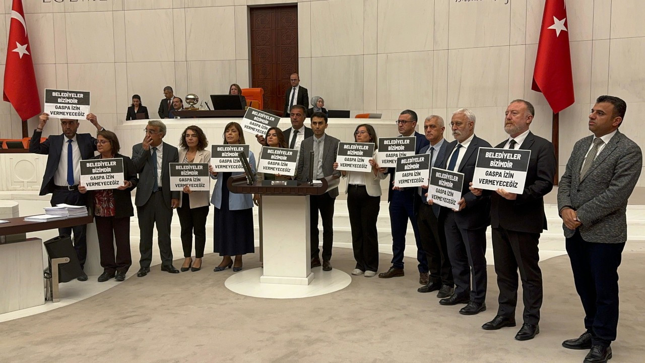 Kayyım protestosunda DEM Partili vekillerin pankartları parçalandı