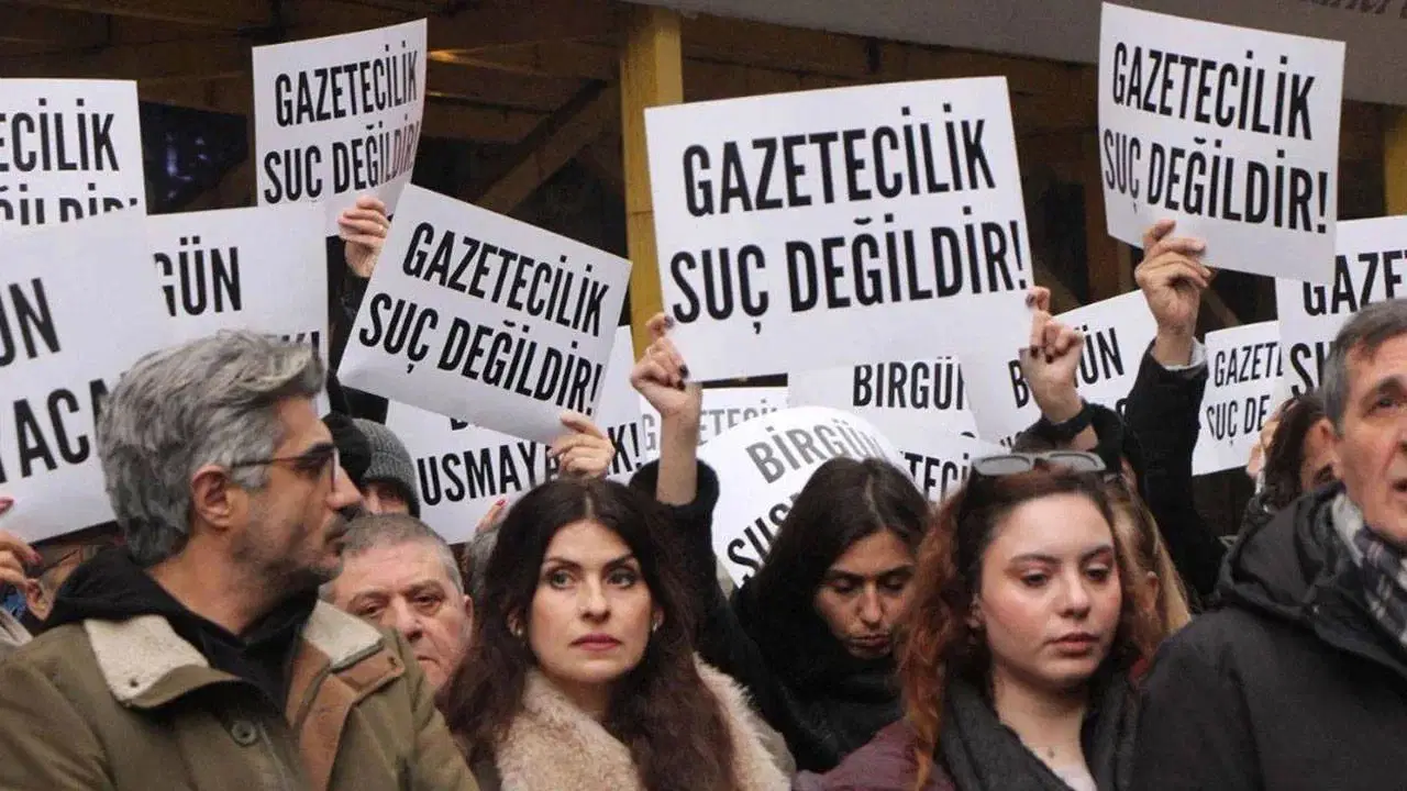 Gazeteciler baskılara ve sansüre karşı sokağa çıkıyor…