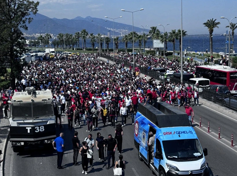 İzmir'de işçiler yollara döküldü