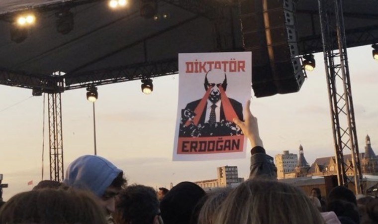 ‘DİKTATÖR ERDOĞAN’ DÖVİZİ TAŞIYAN 3 ÖĞRENCİYE TUTUKLAMA!