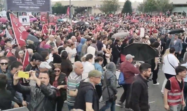 Ankara Valiliği 'yasak' koymuştu: Ankara'da yurttaşlar barikatları aştı, Anıtkabir'e yürüdü!