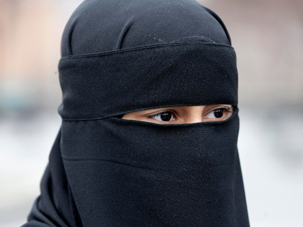 Suudi Arabistan Kızların Okullarda Çarşaf Giymesini Yasakladı...