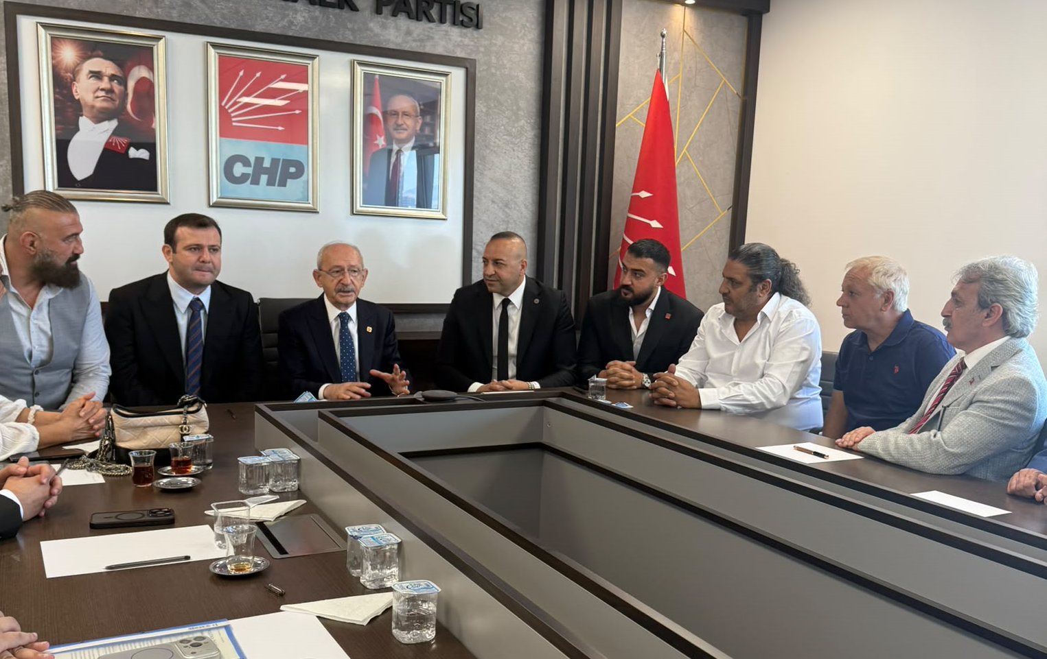 CHP Genel Başkanı Kemal Kılıçdaroğlu, CHP Spor Kurulu üyeleri ile bir araya geldi