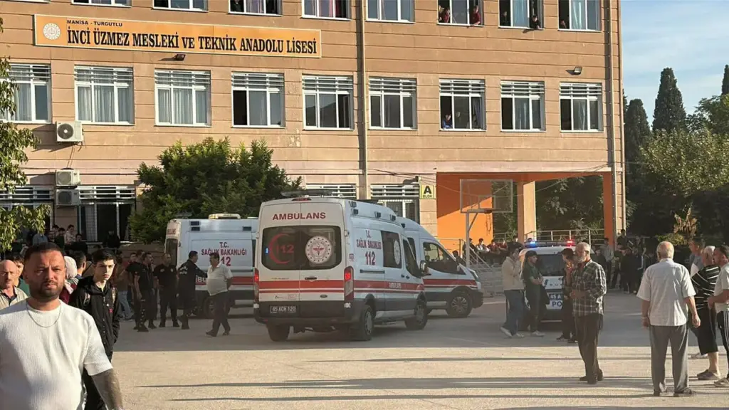 Manisa'da okul önünde silahlı saldırı!