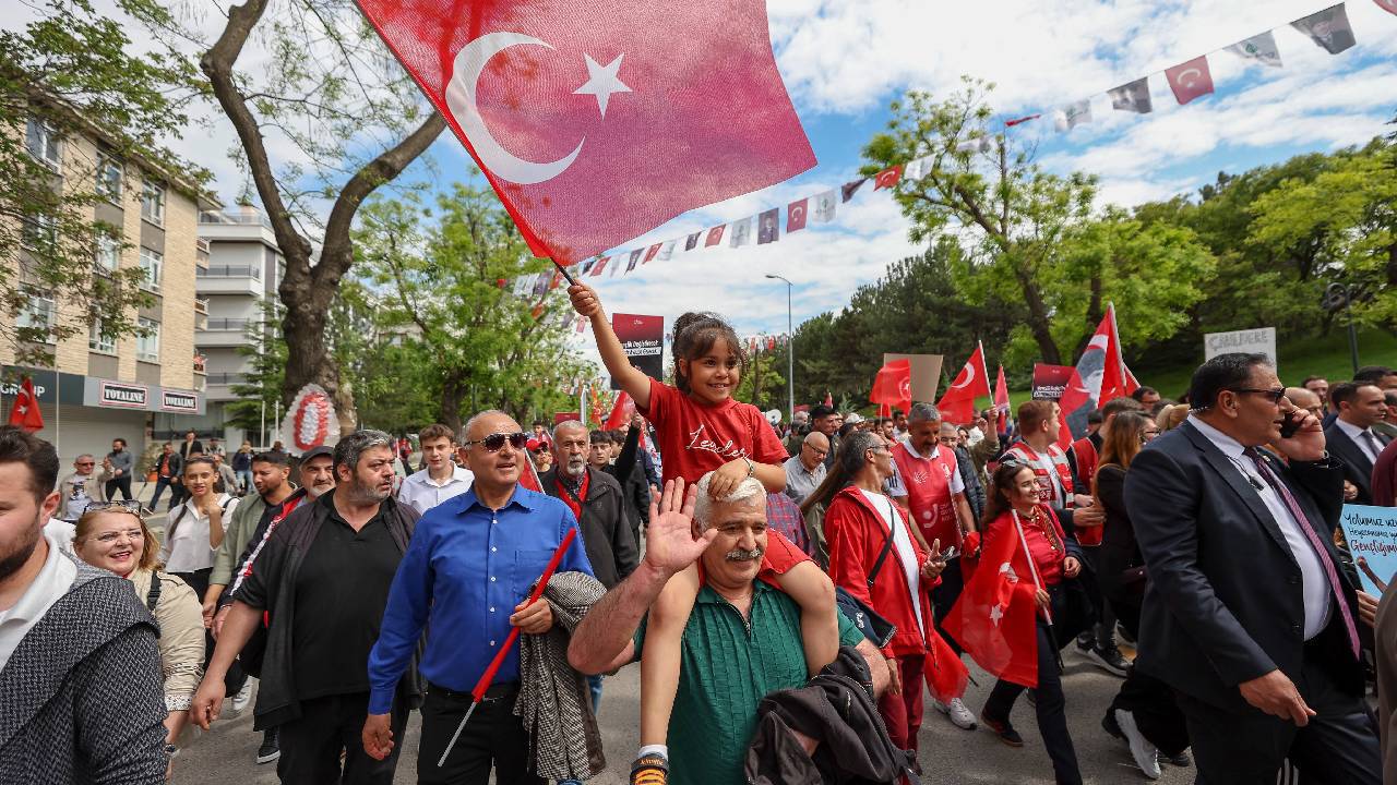 Meydanlar gençlerle doldu