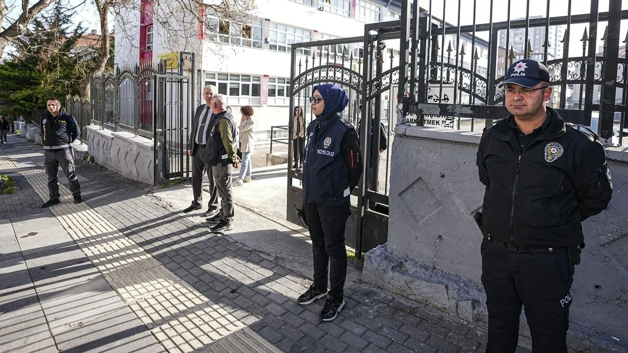 Okullarda yeni dönem... Turnike, polis ve bahçe görevlisi geliyor