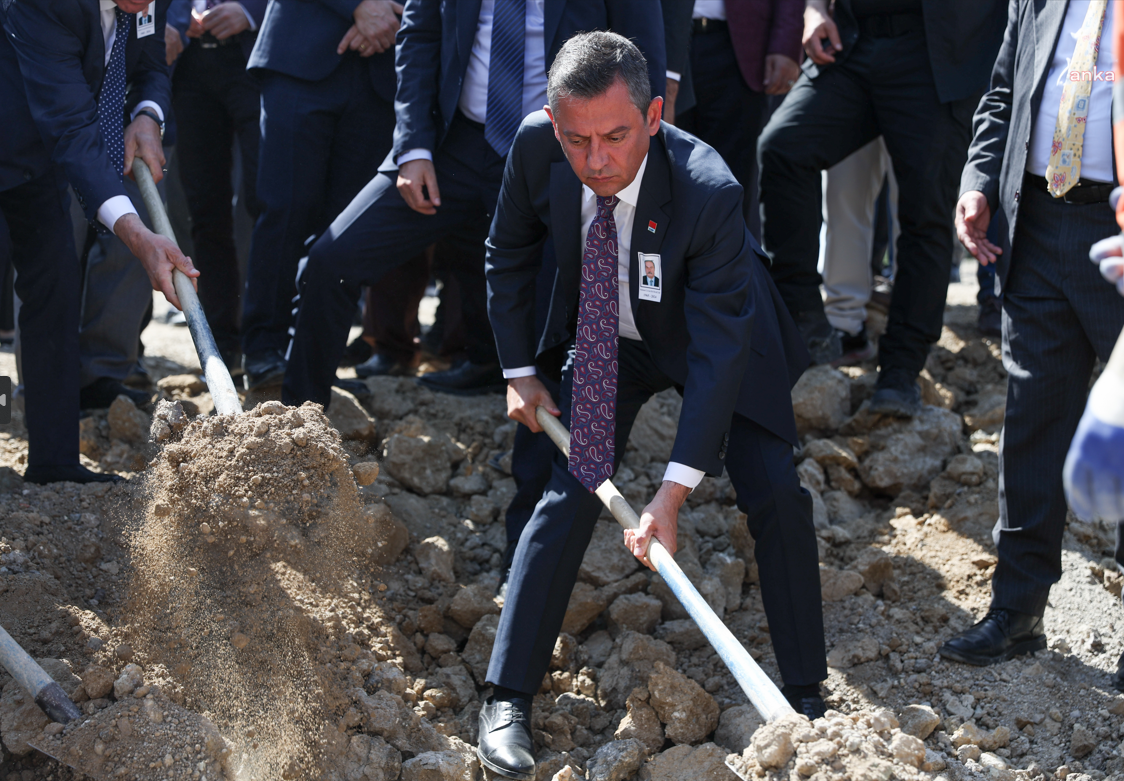 CHP'de Acı Veda: Özgür Özel Cenaze Aracına Bindi, Kendi Elleriyle Toprağa Verdi...