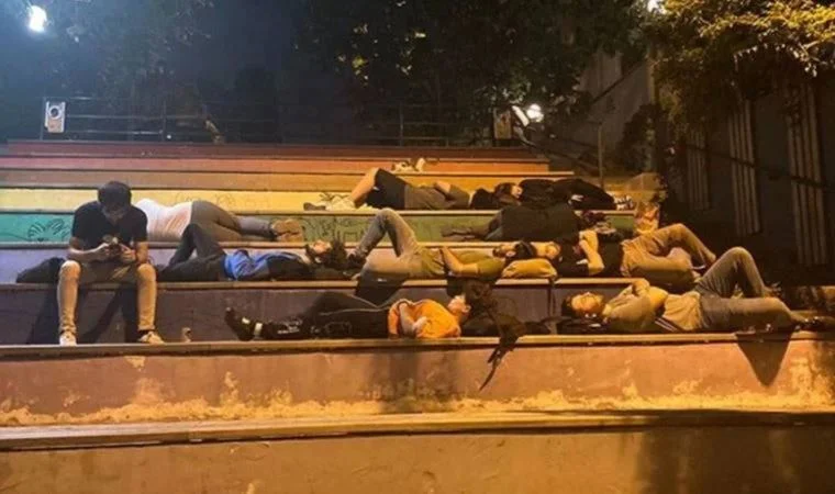  Twitter CHP'li Yıldırım Kaya: Barınma sorunu olan gençler, beslenme sorunu olan gençler sesini size duyuramıyor çünkü Saray'ın duvarları çok kalın