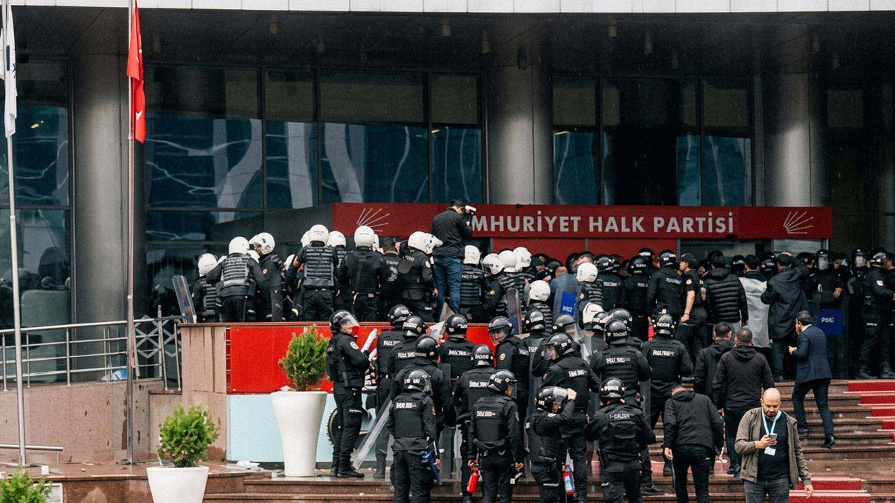 Polis CHP Genel Merkezi'ne girdi: Partililere biber gazı ve plastik mermiyle müdahale edildi!
