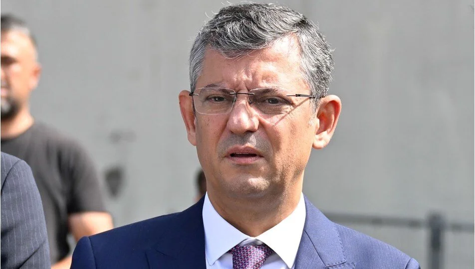 Özgür Özel'in ayağı kırıldı...