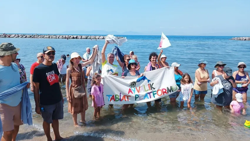'Sahiller Halkındır' hareketi yaygınlaşıyor: Ayvalık ve Güzelbahçe'de havlulu protesto
